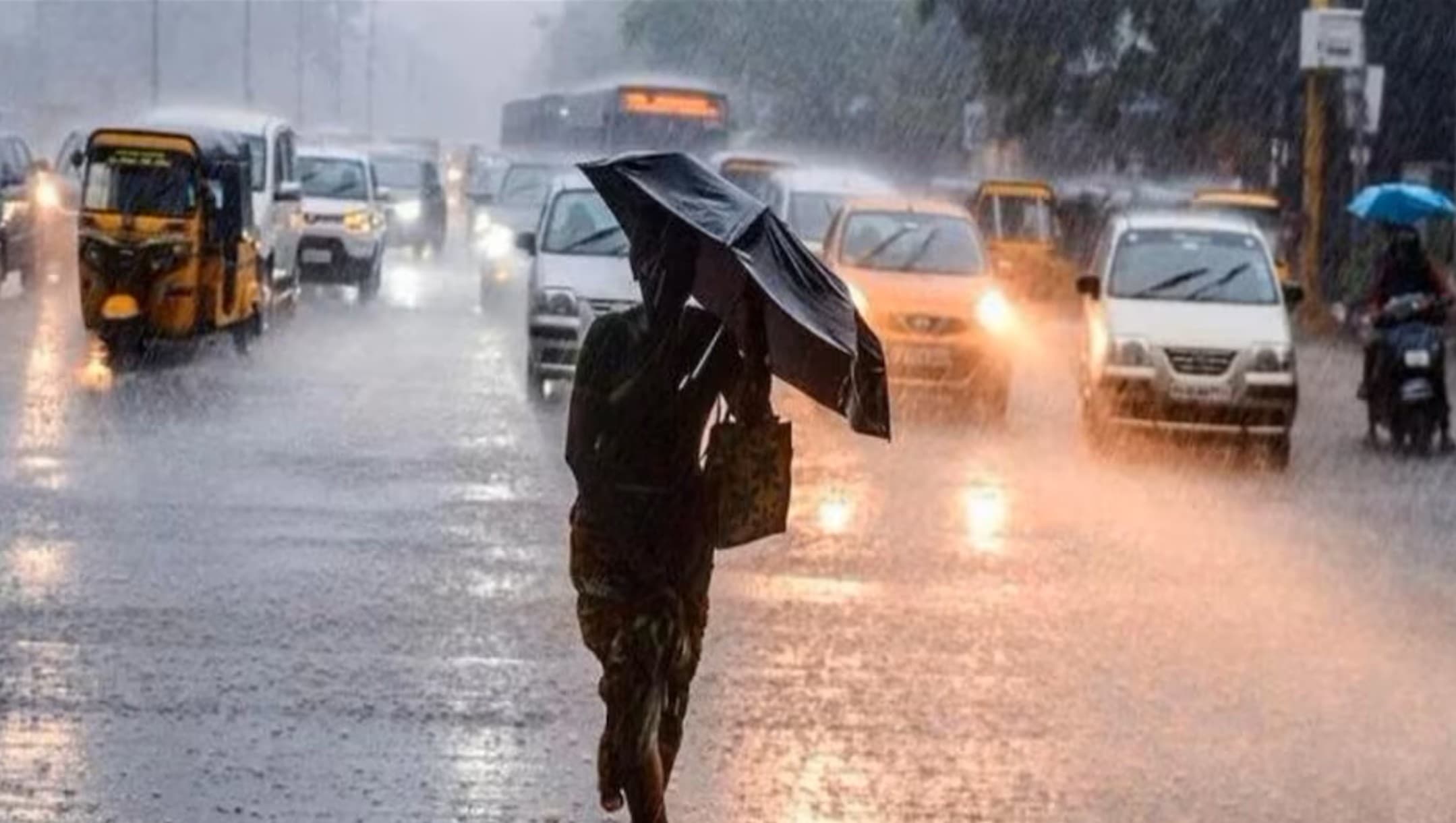 Weather Update: उत्तर भारत में बदला मौसम का मिजाज, यूपी के कई जिलों में बारिश से राहत