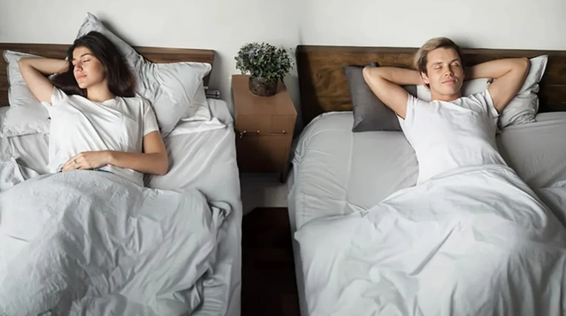 Sleep Divorce: साथ रहते हुए अलग सोना? जानिए क्यों बढ़ रही है स्लीप डिवोर्स की ट्रेंड!