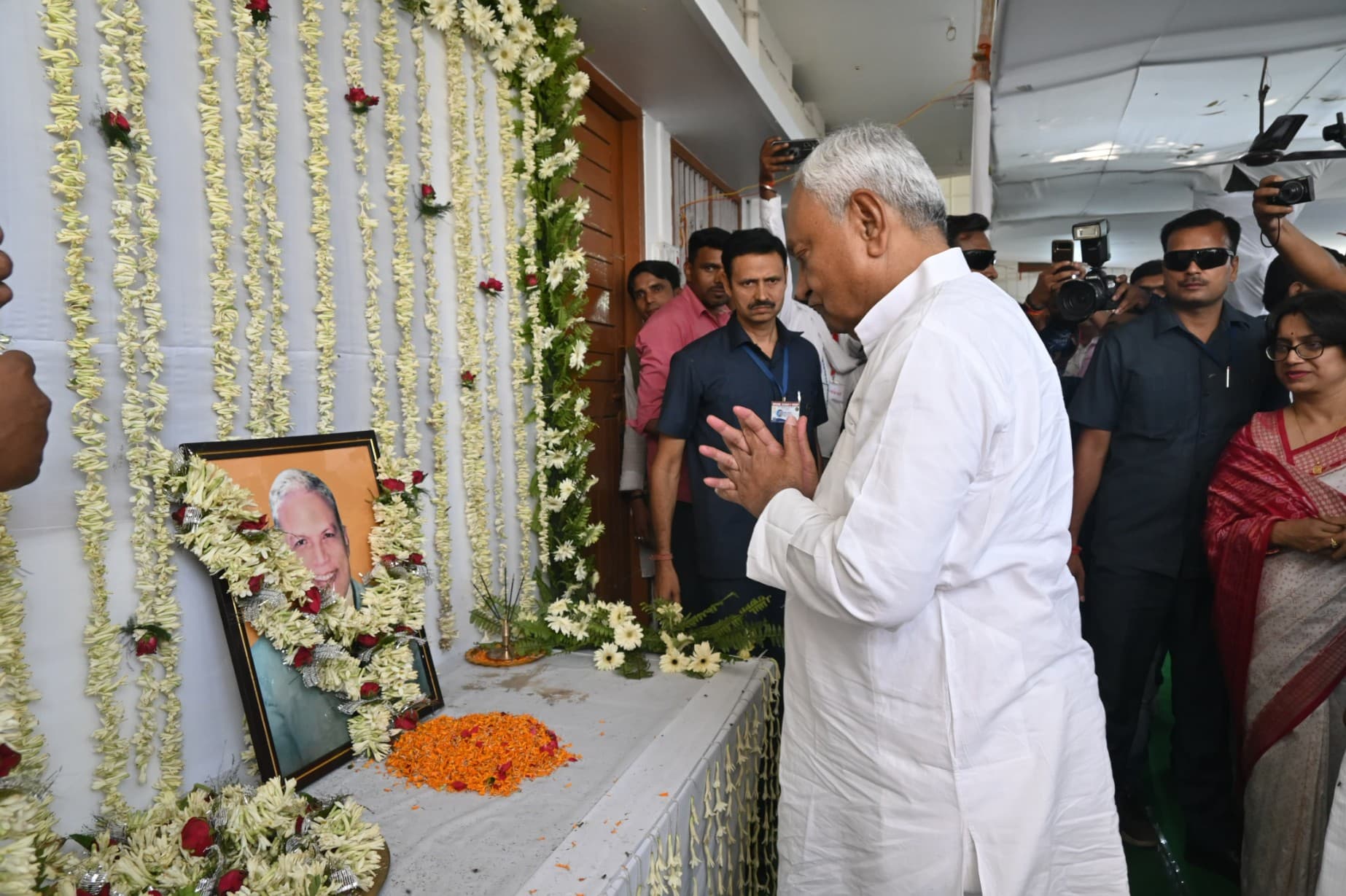 Nitish Kumar News: CM नीतीश ने दी श्रद्धांजलि, जदयू नेता मनीष वर्मा के पिता की पुण्यतिथि पर भावुक हुए मुख्यमंत्री!