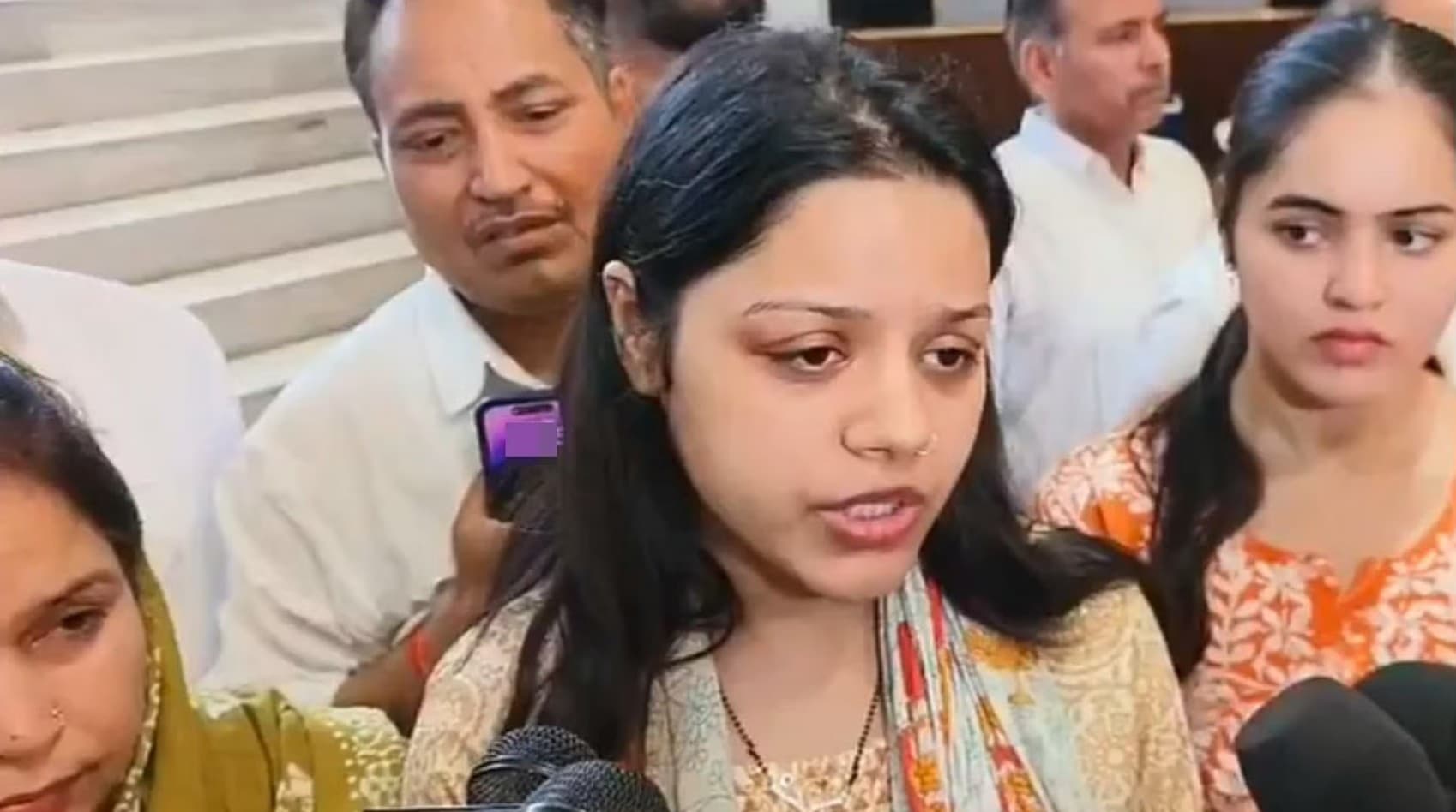Hemanshi Narwal viral video: पति की शहादत के बाद भी नहीं टूटी हिमांशी! बोलीं- 'ना मुसलमान दोषी, ना कश्मीरी दुश्मन'