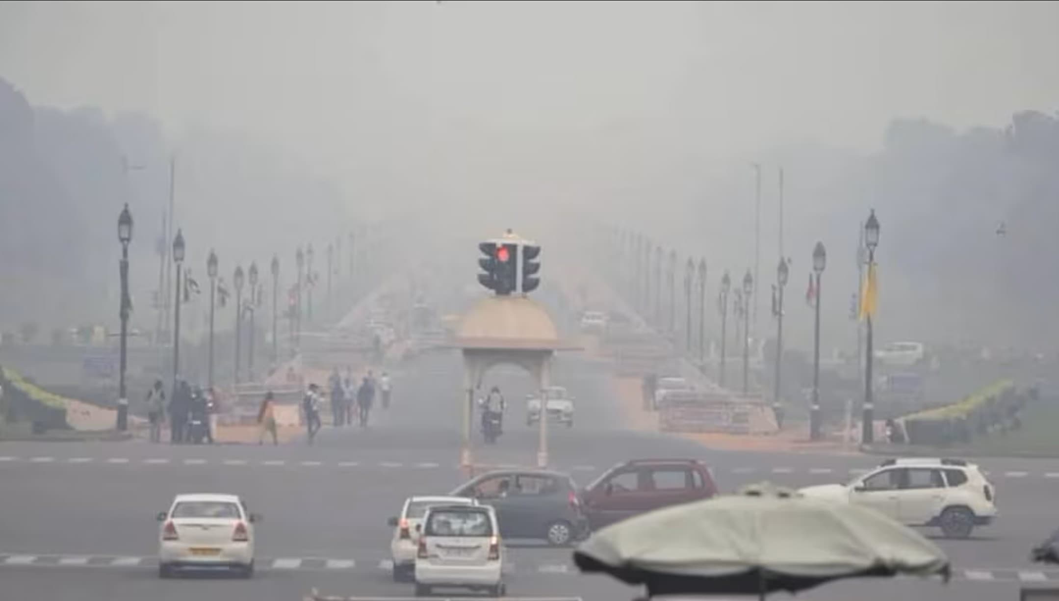 Delhi pollution news Hindi: दिल्ली में फिर लौटा ज़हर! प्रदूषण बढ़ते ही GRAP-1 लागू, कोयला-लकड़ी जलाने पर रोक, पुराने वाहन भी बैन!