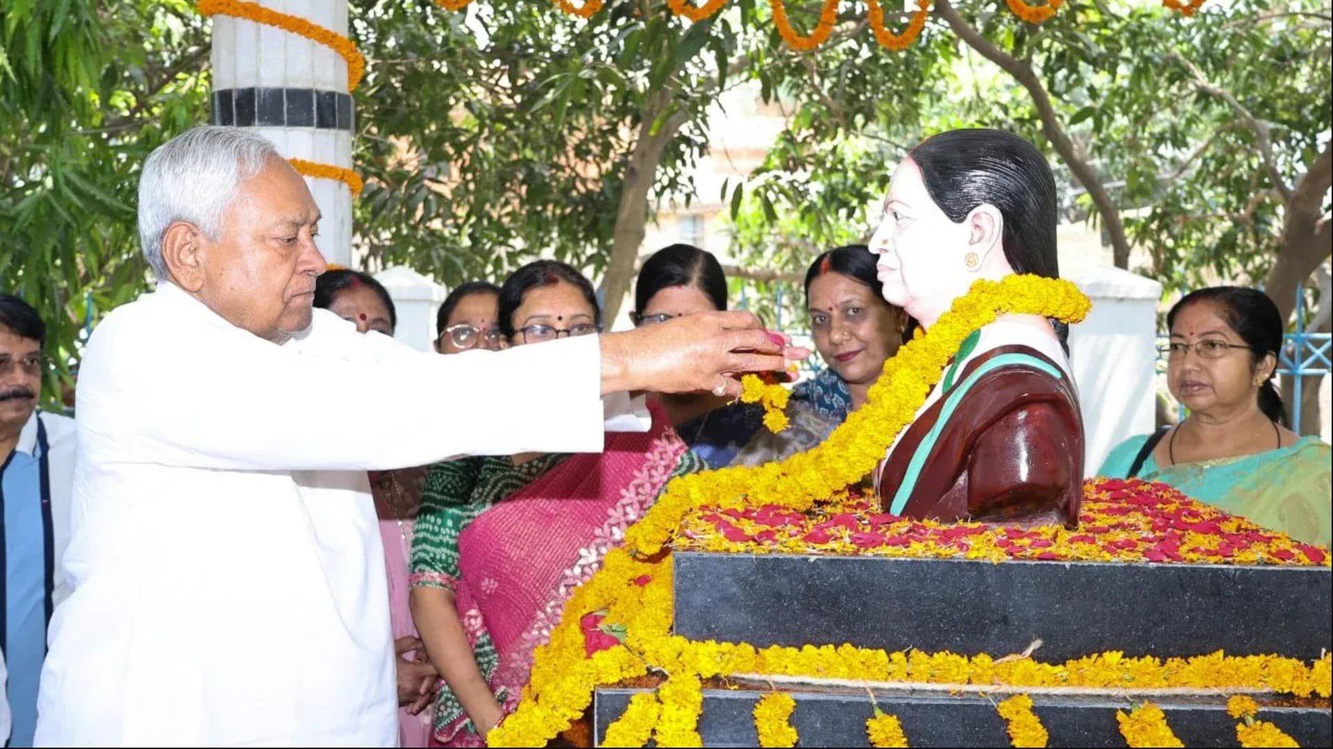 Manju Kumari Sinha: CM नीतीश कुमार ने पत्नी स्व. मंजू कुमारी सिन्हा की पुण्य तिथि पर दी श्रद्धांजलि, कल्याण बिगहा में ग्रामीणों की सुनी समस्याएं