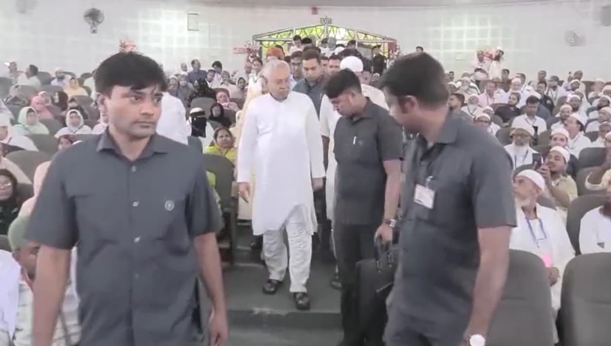 Haj Yatra 2025: CM नीतीश कुमार ने हज यात्रियों को दी दुआओं की सौगात, 2403 आज़मीन ए हज की रवानगी से पहले बोले- 'आपकी दुआ कबूल हो'