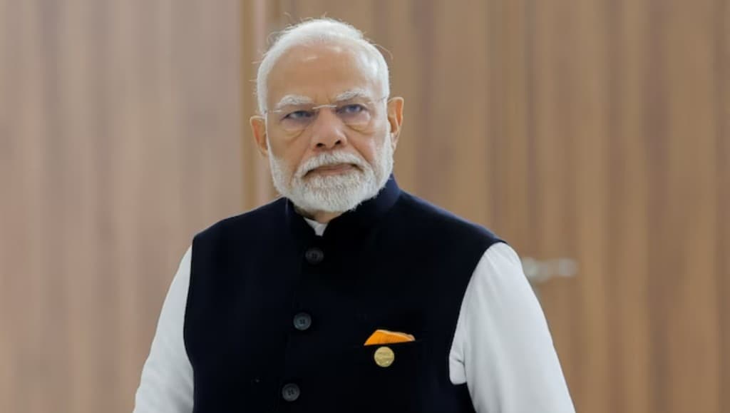 India Pakistan War 2025: "कार की टंकी फुल कर लो" मैसेज से मचा हड़कंप! सरकार की सफाई- पेट्रोल-राशन की कोई कमी नहीं, न घबराएं न खरीददारी करें!