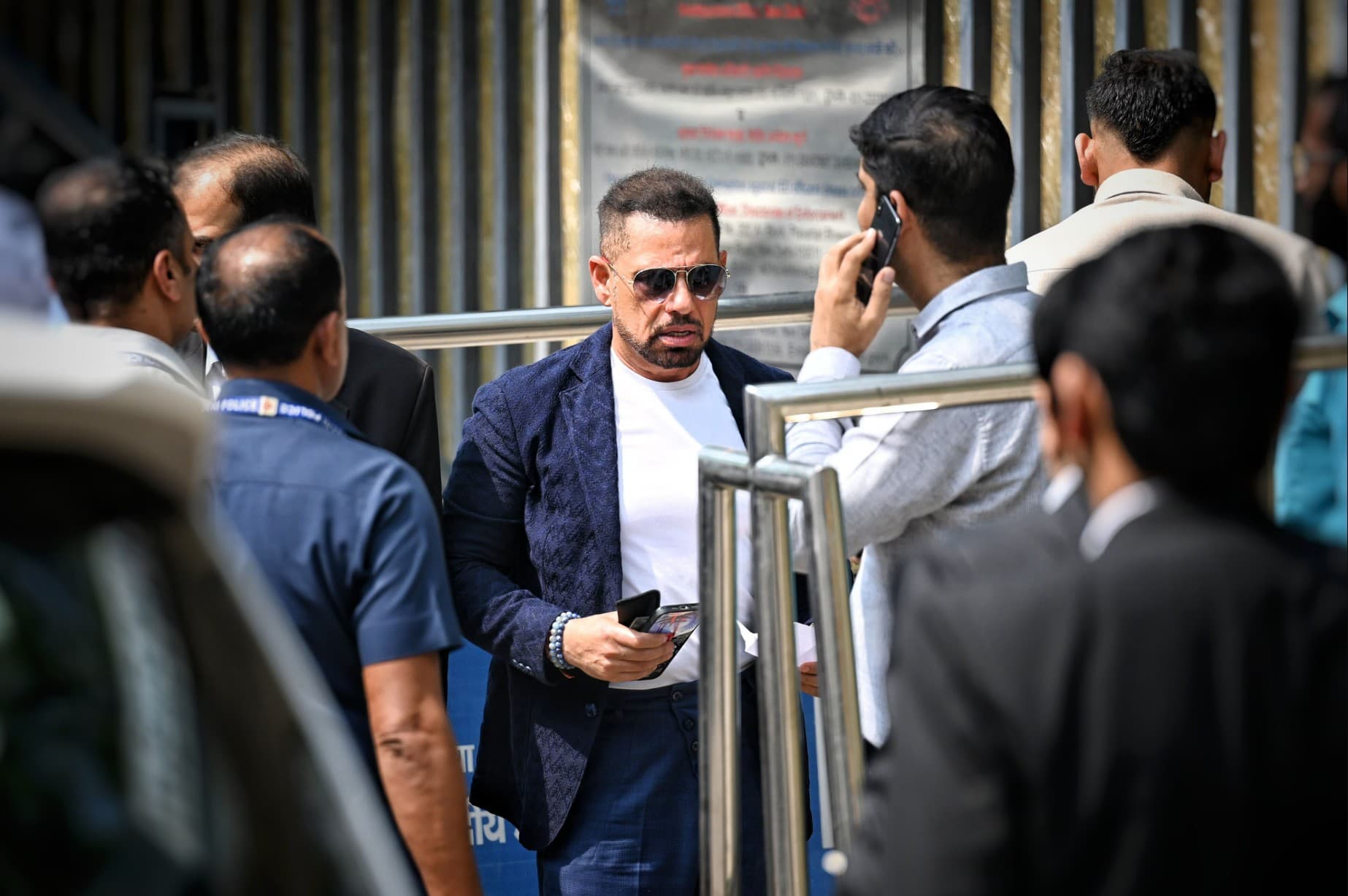 ED Summons Robert Vadra: रॉबर्ट वाड्रा पर फिर ED का शिकंजा! भगोड़े हथियार डीलर से रिश्ते उजागर, लंदन प्रॉपर्टी और 310 करोड़ की जांच में घिरे प्रियंका गांधी के पति