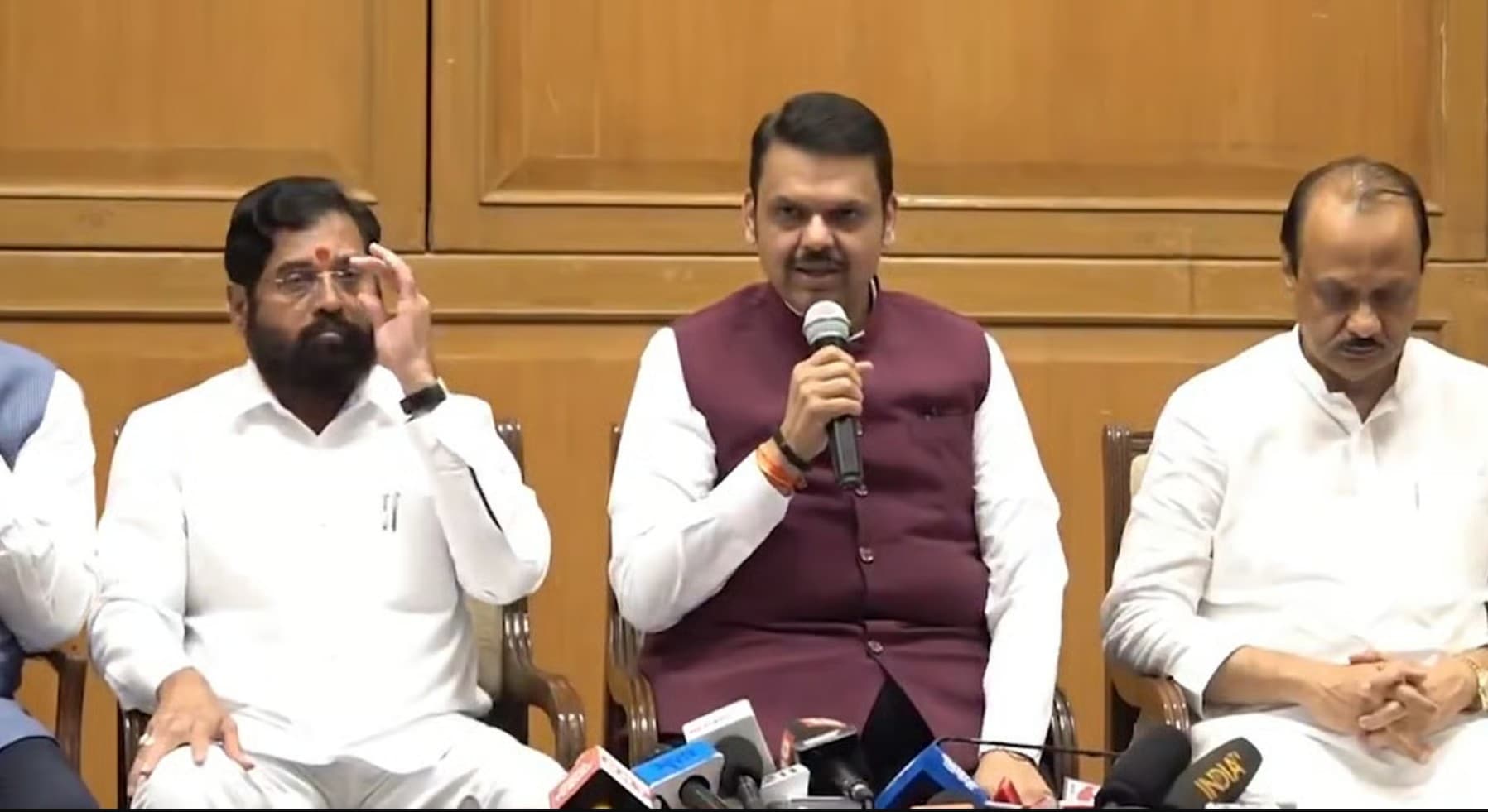 Three Language Policy: हिंदी को लेकर गरमाया महाराष्ट्र! तीन-भाषा नीति का आदेश सरकार ने लिया वापस, नई समिति करेगी समीक्षा