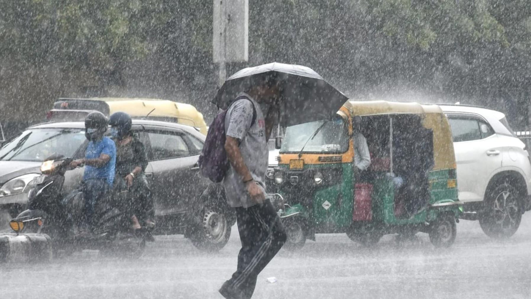 Delhi Weather Update: 9 दिन पहले पहुंचा मानसून, भारी बारिश से बदला मौसम का मिजाज, इन राज्यों में रेड अलर्ट जारी!