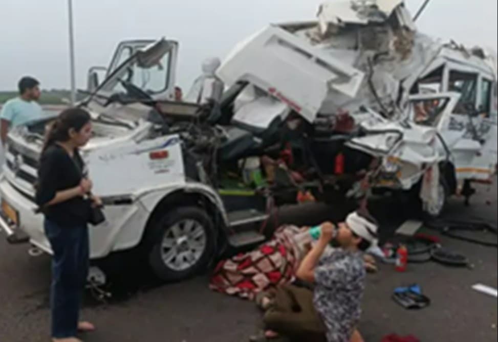 Delhi-Mumbai Expressway Accident: Delhi-Mumbai Expressway पर बड़ा सड़क हादसा, मिनी बस ट्रक से टकराई, , 4 की मौत, 10 घायल