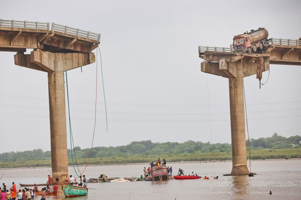 Gujarat Bridge Tragedy: अचानक ढह गया पुल, गाड़ियां समा गईं नदी में, 6 की दर्दनाक मौत – वीडियो देख कांप जाएगी रूह!