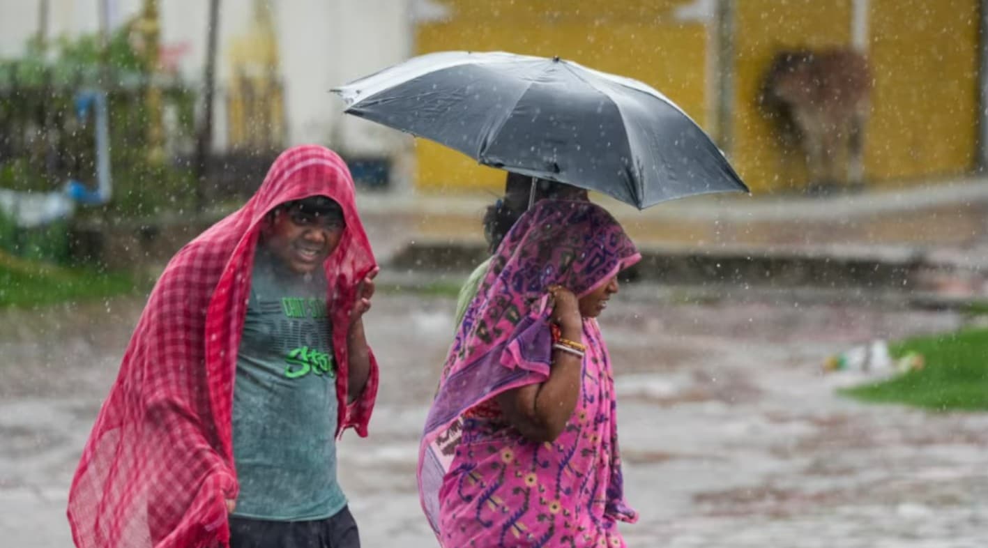 UP Weather Update: UP में मानसून का कहर! 1 जुलाई से मचेगा बारिश का हाहाकार, बिजली गिरने और जलभराव की चेतावनी