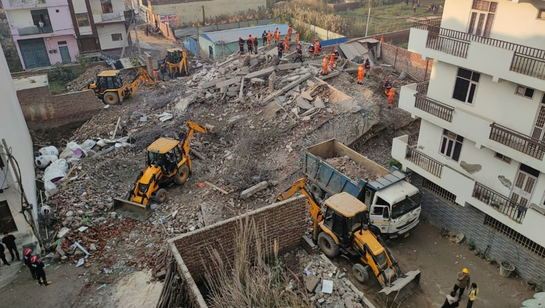 Delhi Building Collapse: दिल्ली बिल्डिंग हादसा: 2 साल की मासूम समेत 6 की मौत, पूरा परिवार मलबे में दबा, बचाव में आई बड़ी मुश्किल