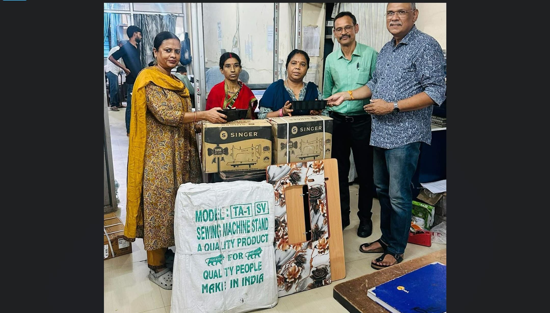 मानवता की मिसाल बने दुर्गेश चौधरी! पातेपुर के दुर्गेश चौधरी ने पुण्यतिथि पर दी सिलाई मशीनें