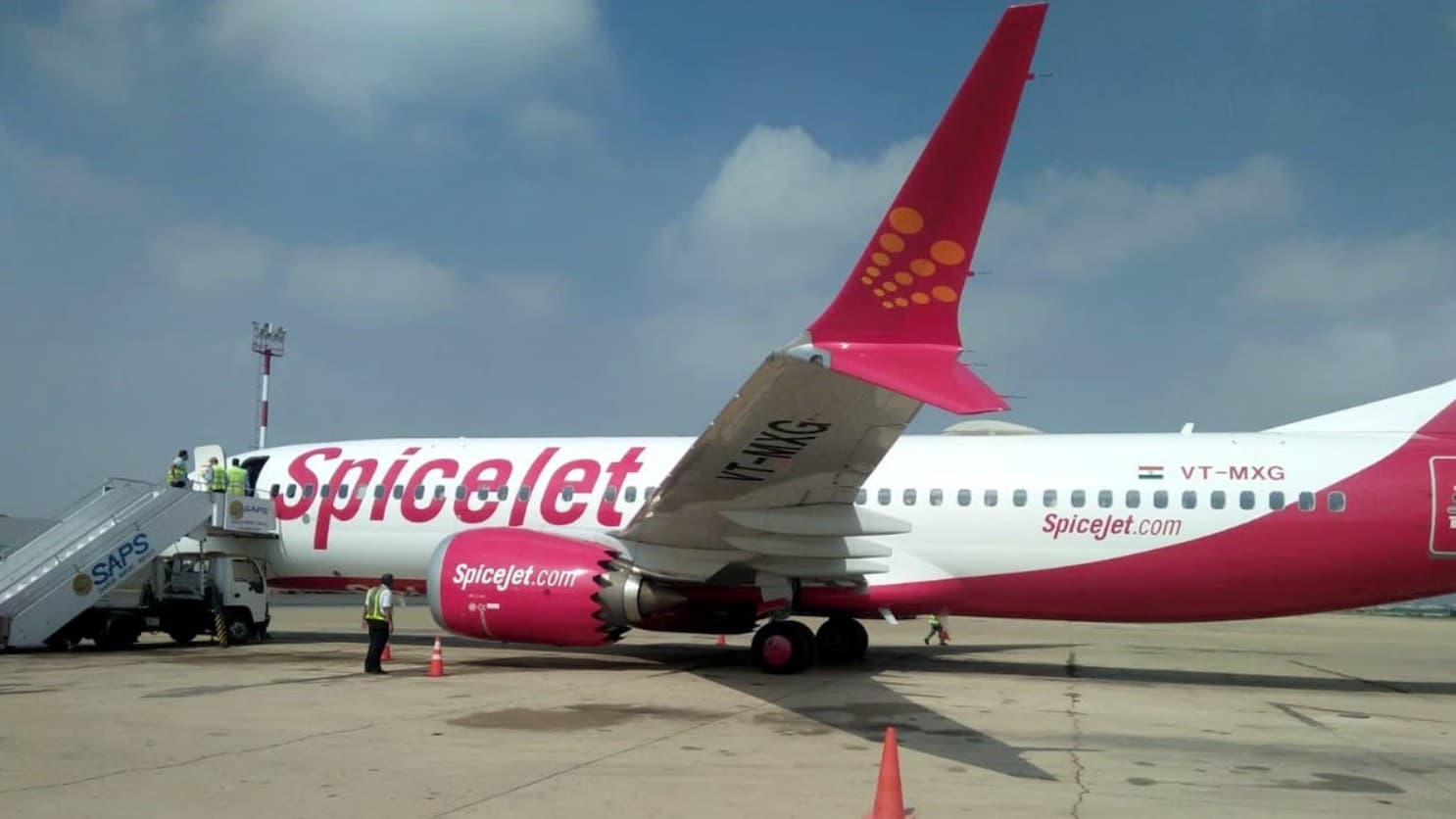 14 घंटे की फ्लाइट देरी, सिर्फ बर्गर-फ्रेंच फ्राई! SpiceJet को यात्री को देने होंगे 55,000 रुपए मुआवज़ा