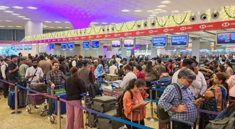 यात्रियों के लिए अलर्ट! फ्लाइट लेट या कैंसिल होने पर क्या करें? जानिए अपने कानूनी अधिकार