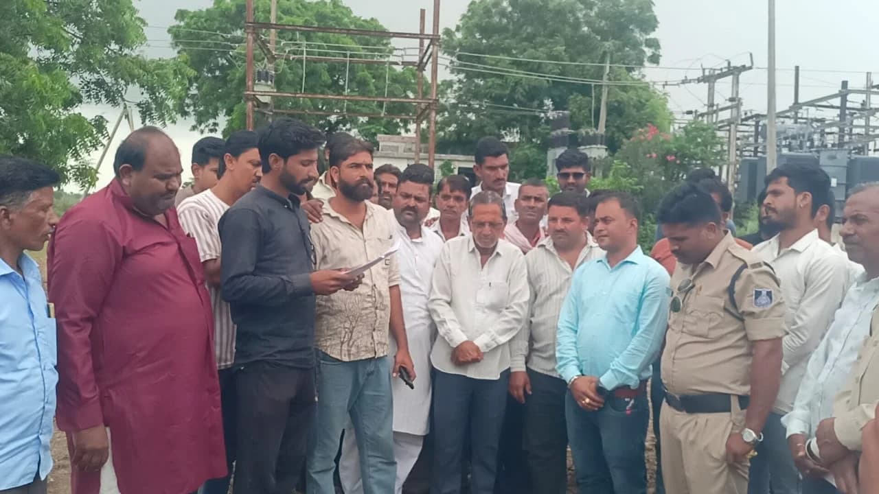 मध्यप्रदेश : शाजापुर में बिजली संकट पर बवाल, ट्रैक्टर-ट्रॉली लेकर पहुंचे ग्रामीणों ने घेरा बिजली कार्यालय