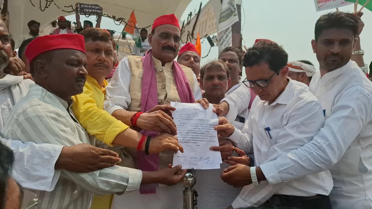 उत्तर प्रदेश: जौहर विश्वविद्यालय के समर्थन में मुगलसराय में विपक्ष का प्रदर्शन, राष्ट्रपति के नाम भेजा ज्ञापन