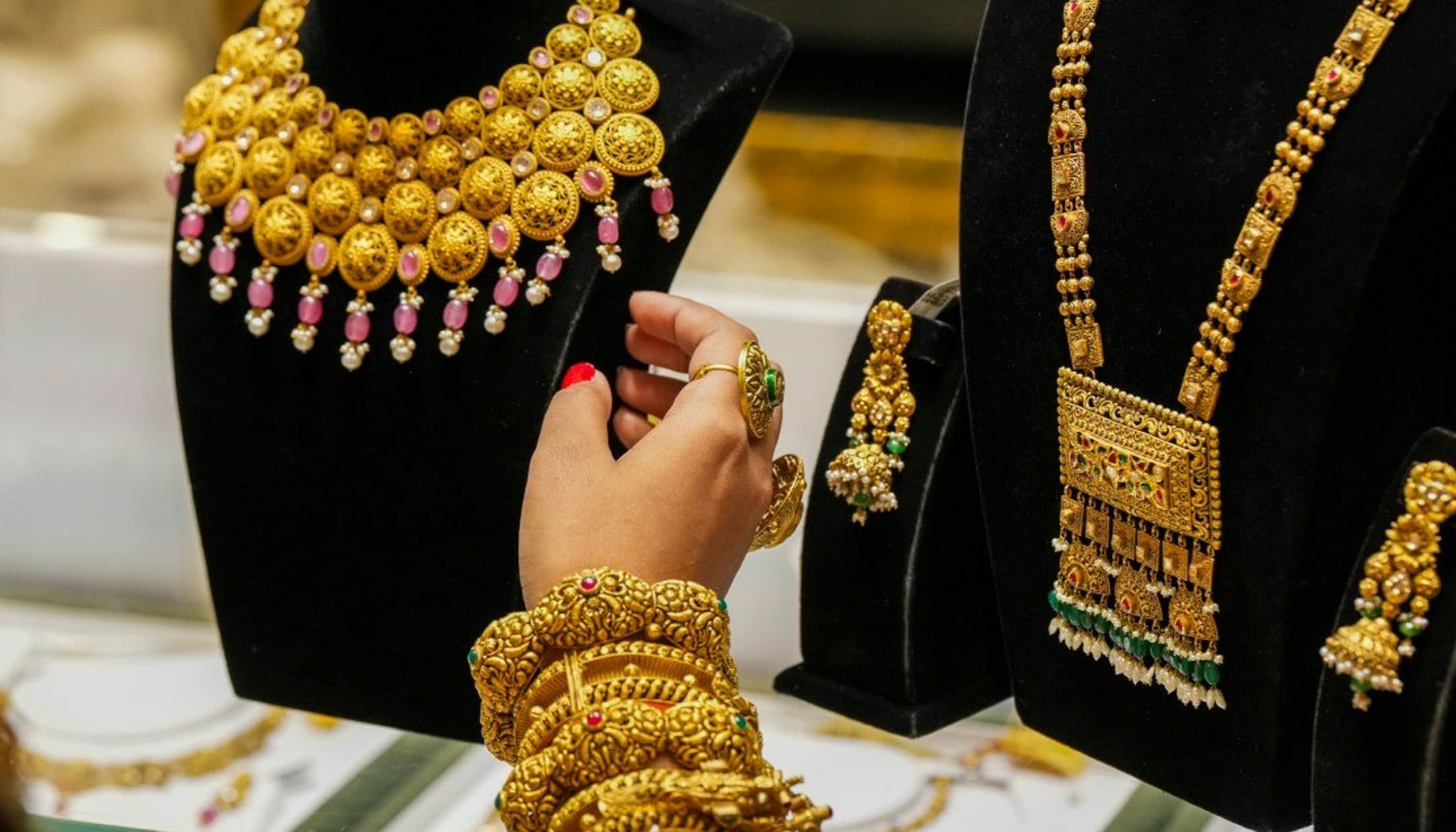 Gold Silver Rate Today: चांदी एक लाख के पार, सोने की कीमत ने भी उड़ाए होश, जानें आज क्या है ताजा भाव?