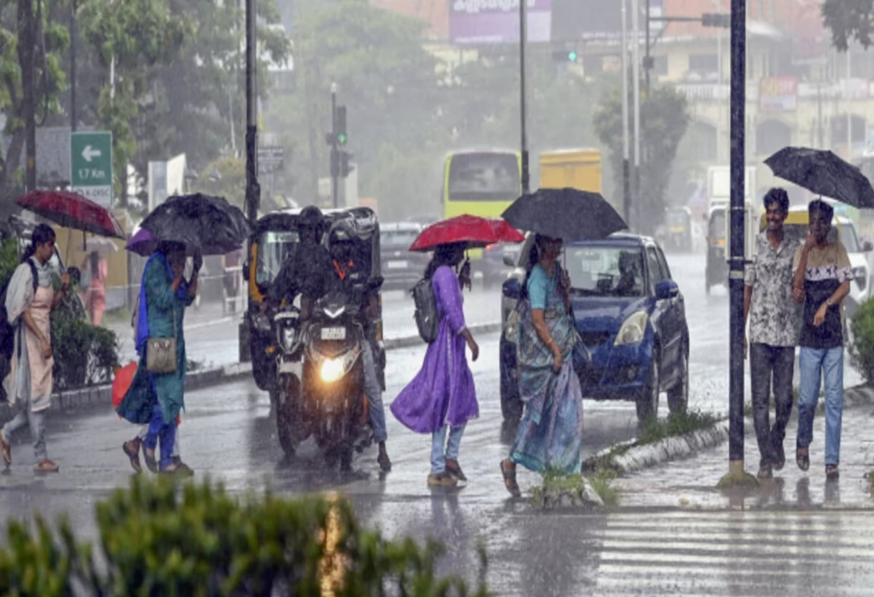 Delhi NCR Weather: दिल्ली-NCR में आज फिर बरसेगी बारिश! IMD ने जारी किया ऑरेंज अलर्ट, 60 km/h तक चल सकती हैं तेज हवाएं