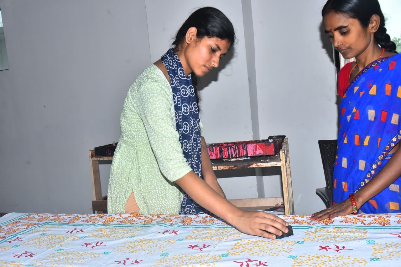 Nidhi Block Printing Success: : न बोल सकती, न सुन सकती... लेकिन ब्लॉक प्रिंटिंग ने बदल दी निधि की किस्मत!