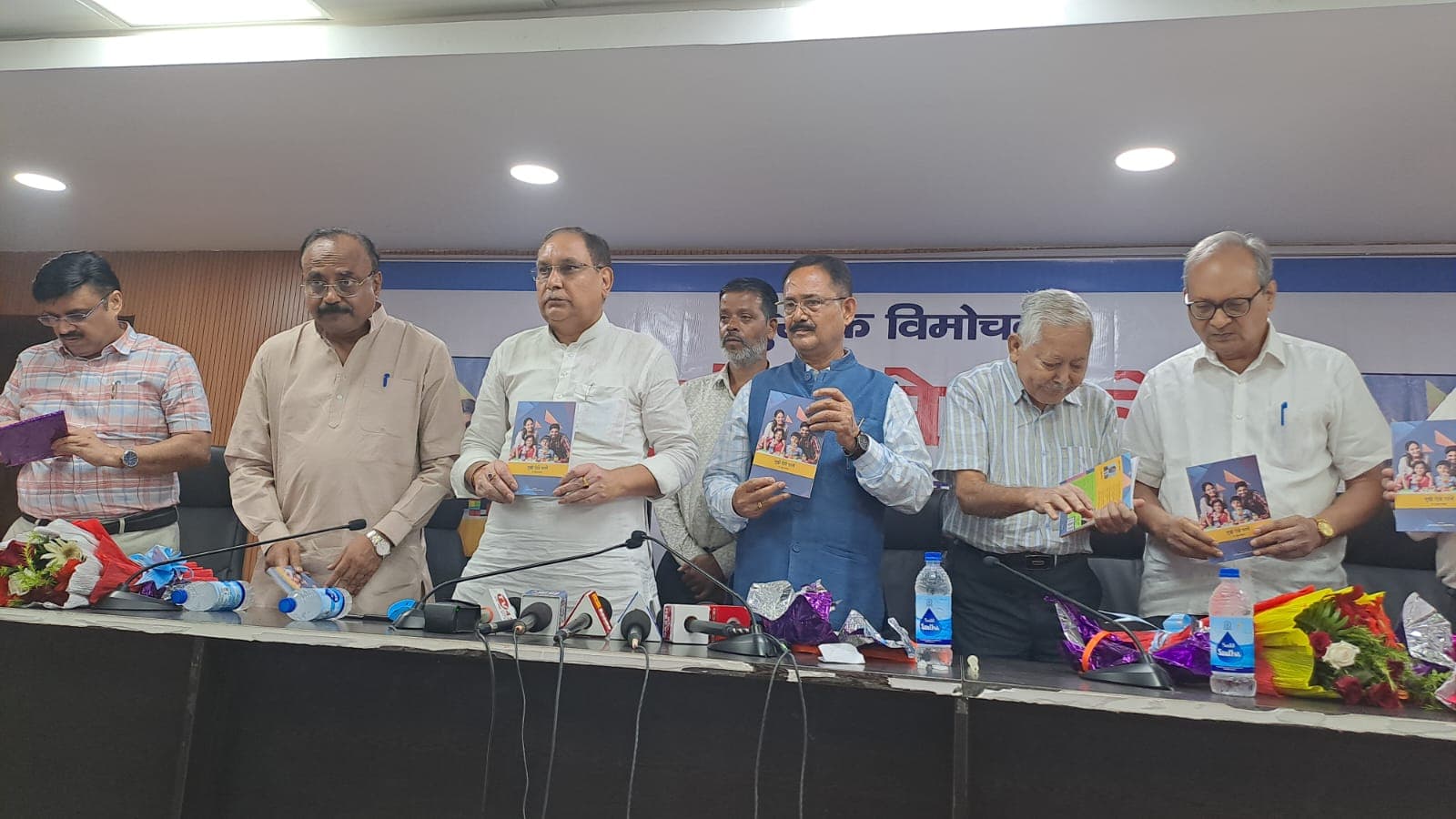 Dr Mukesh Kishore Book Launch: "मुझे ऐसे पालें" किताब लॉन्च: हर माता-पिता को पढ़नी चाहिए डॉ. मुकेश किशोर की यह आंख खोलने वाली गाइड!
