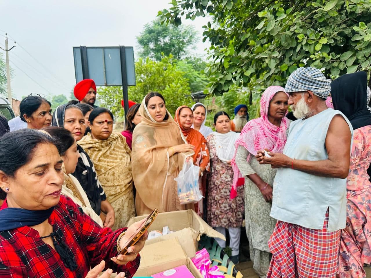 पंजाब बाढ़: AAP यूथ और महिला विंग ने दिखाया जज़्बा, कंधों पर बोरे उठाकर गांव-गांव पहुंचाई मदद!