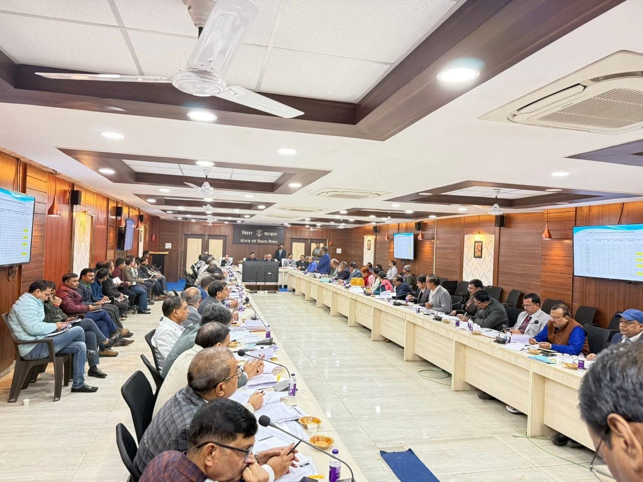 SC–ST Welfare Review: योजनाएं समय पर पहुंचें, मंत्री लखेंद्र रोशन का सख्त निर्देश