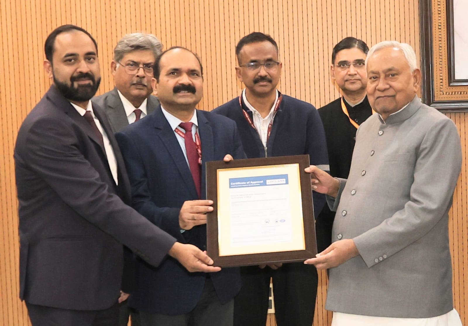 मुख्यमंत्री को अंतर्राष्ट्रीय गुणवत्ता मानक ISO 9001:2015 प्रमाणन का प्रमाण-पत्र भेंट किया गया