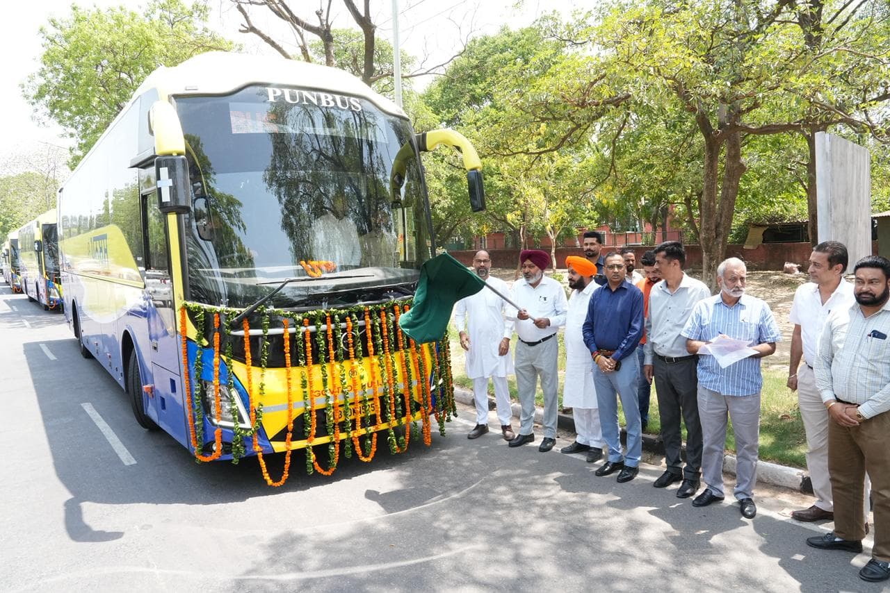 भगवंत मान सरकार द्वारा दिल्ली हवाई अड्डे के लिए लग्जरी बसों के बेड़े का विस्तार; परिवहन मंत्री हरपाल सिंह चीमा ने 5 नई सुपर इंटीग्रल वोल्वो बसों को हरी झंडी दिखाकर रवाना किया