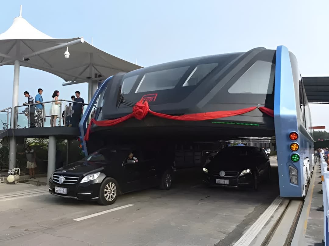 Nitin Gadkari Flying Bus: यूपी वालों को गडकरी का बड़ा सरप्राइज, सड़क नहीं अब 'हवा' में उड़ेगी बस; वीडियो हुआ वायरल।