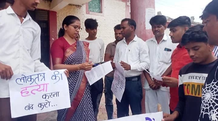 मध्यप्रदेश : NEET विवाद पर राजगढ़ में फूटा गुस्सा! सोनम वांगचुक के समर्थन में राष्ट्रपति के नाम ज्ञापन