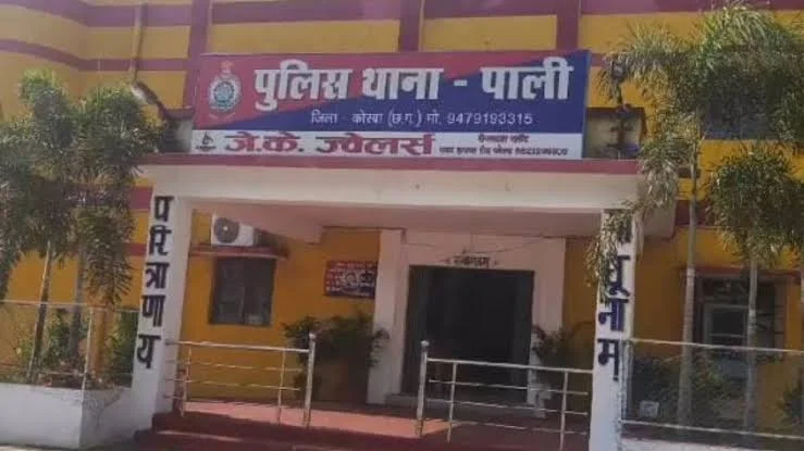 छत्तीसगढ़: मुर्गी चोरी के मामूली विवाद में पड़ोसी ने डंडे से पीट-पीटकर की युवक की हत्या, आरोपी फरार
