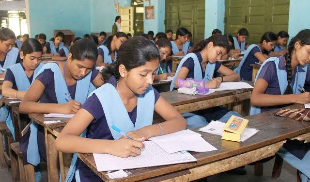 मुख्यमंत्री बालिका पोशाक योजना: बिहार में लड़कियों की शिक्षा में बदलाव