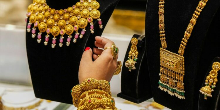 Gold Silver Rate Today: चांदी एक लाख के पार, सोने की कीमत ने भी उड़ाए होश, जानें आज क्या है ताजा भाव?