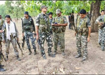 Naxal Encounter : छत्तीसगढ़ के बीजापुर में सुरक्षाबलों और नक्सलियों के बीच मुठभेड़, 12 नक्सली ढेर, 2 जवान शहीद