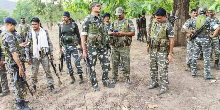 Naxal Encounter : छत्तीसगढ़ के बीजापुर में सुरक्षाबलों और नक्सलियों के बीच मुठभेड़, 12 नक्सली ढेर, 2 जवान शहीद