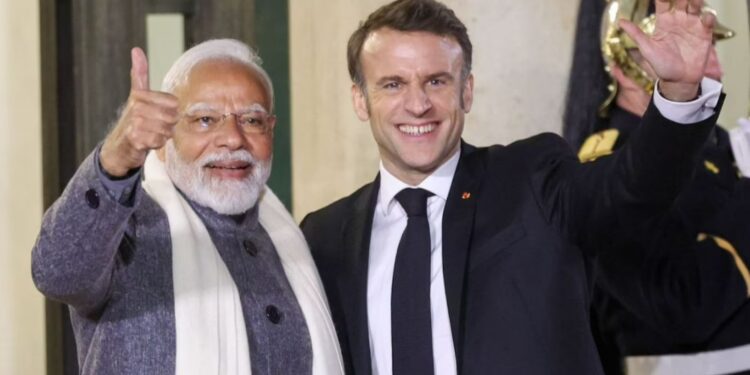 PM Modi France Visit: फ्रांस में पीएम मोदी का जलवा, राष्ट्रपति मैंक्रों ने गर्मजोशी से किया स्वागत