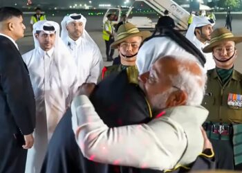 Qatar Amir To Visit India: प्रोटोकॉल तोड़ PM मोदी ने दिखाया बड़ा दिल! खुद एयरपोर्ट पहुंचे, कतर के अमीर का किया गर्मजोशी से स्वागत!