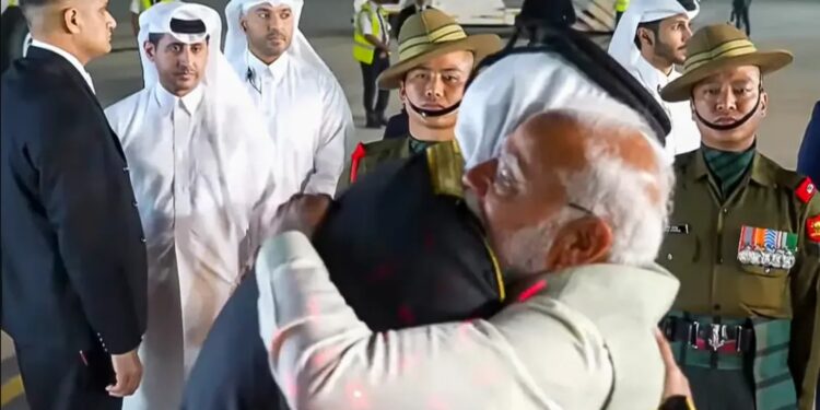 Qatar Amir To Visit India: प्रोटोकॉल तोड़ PM मोदी ने दिखाया बड़ा दिल! खुद एयरपोर्ट पहुंचे, कतर के अमीर का किया गर्मजोशी से स्वागत!
