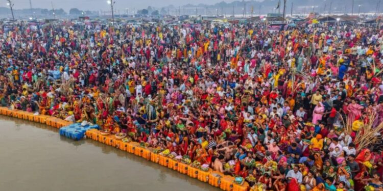 Maha Kumbh 2025: महाकुंभ गई पत्नी, नाराज बैंक अधिकारी ने कोर्ट में लगा दी तलाक की अर्जी; जानें पूरा मामला