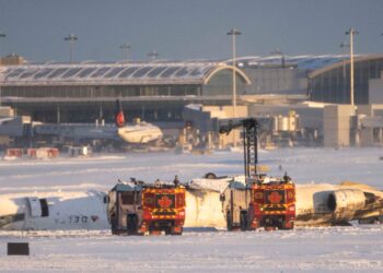 Plane Crash Video : हवाई अड्डे पर पलट गई प्लेन, लगी आग, देखें वीडियो