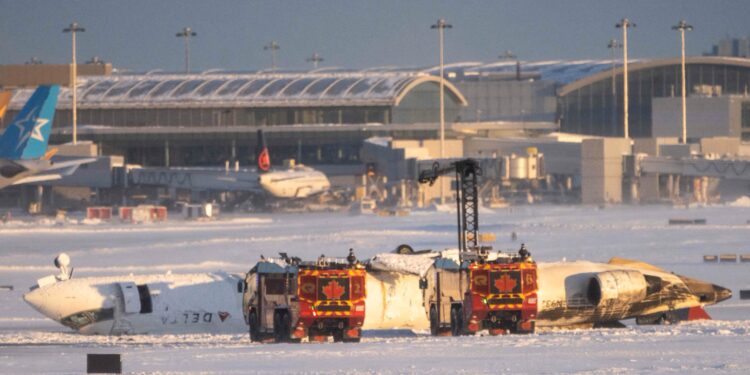 Plane Crash Video : हवाई अड्डे पर पलट गई प्लेन, लगी आग, देखें वीडियो