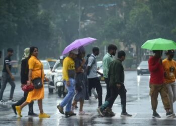 Aaj Ka Mausam: बर्फबारी-बारिश ने फिर बढ़ाई ठंड, कश्मीर-हिमाचल में बंद हुई कई सड़कें, जानें दिल्ली-NCR का वेदर