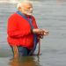 प्रधानमंत्री नरेन्द्र मोदी ने त्रिवेणी में लगायी आस्था की डुबकी
