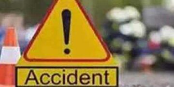 बस, कार की टक्कर से आठ लोगों की मौत, चार घायल