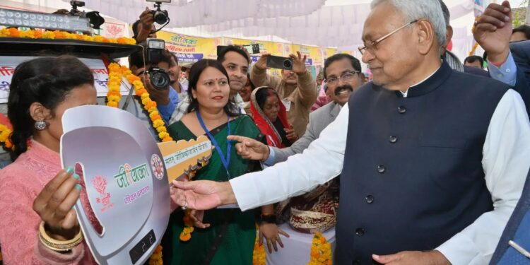 Bihar Jeevika Didi News: बिहार में स्वास्थ्य क्रांति! 10 लाख से ज्यादा जीविका दीदियां बनीं बदलाव की अगुवा!