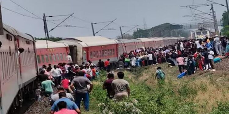 Kamakhya Express Accident: ओडिशा में बड़ा रेल हादसा, कामाख्या एक्सप्रेस के 11 डिब्बे पटरी से उतरे