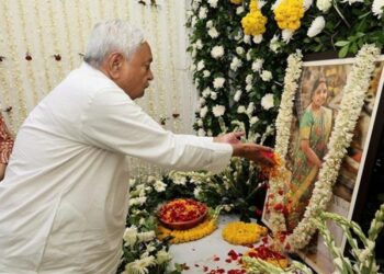 Nitish Kumar News: मुख्यमंत्री नीतीश कुमार ने दी श्रद्धांजलि! प्रसिद्ध हड्डी रोग विशेषज्ञ की पत्नी के श्राद्धकर्म में हुए शामिल
