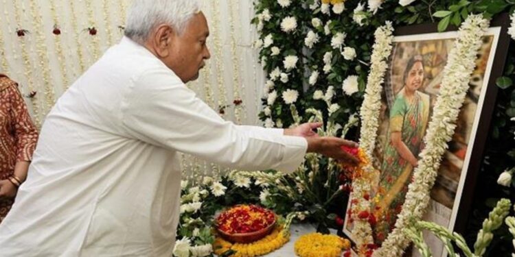 Nitish Kumar News: मुख्यमंत्री नीतीश कुमार ने दी श्रद्धांजलि! प्रसिद्ध हड्डी रोग विशेषज्ञ की पत्नी के श्राद्धकर्म में हुए शामिल
