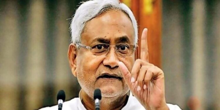 NitishKumar: मुख्यमंत्री नीतीश कुमार ने मुख्य सचिव और पुलिस महानिदेशक के साथ कानून-व्यवस्था की समीक्षा, अधिकारियों को दिए कड़े निर्देश