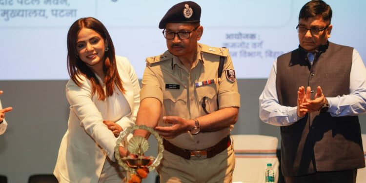 Neetu Chandra: अब अश्लील गाने न देखेंगे, न सुनेंगे’ – बिहार पुलिस और नीतू चंद्रा की बड़ी मुहिम!